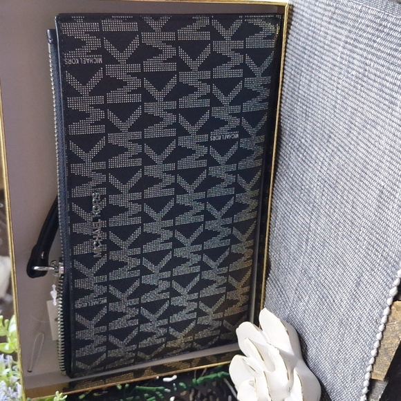 MICHAEL KORS JET SET WRISTLET🥰 - Picture 3 of 12